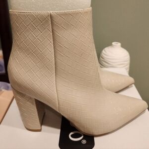 NWT! CREAM/BONE, Ankle Booties | Size 7
